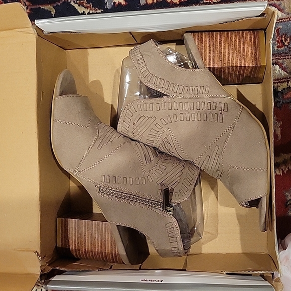 NWT Journee Booties - Picture 4 of 4